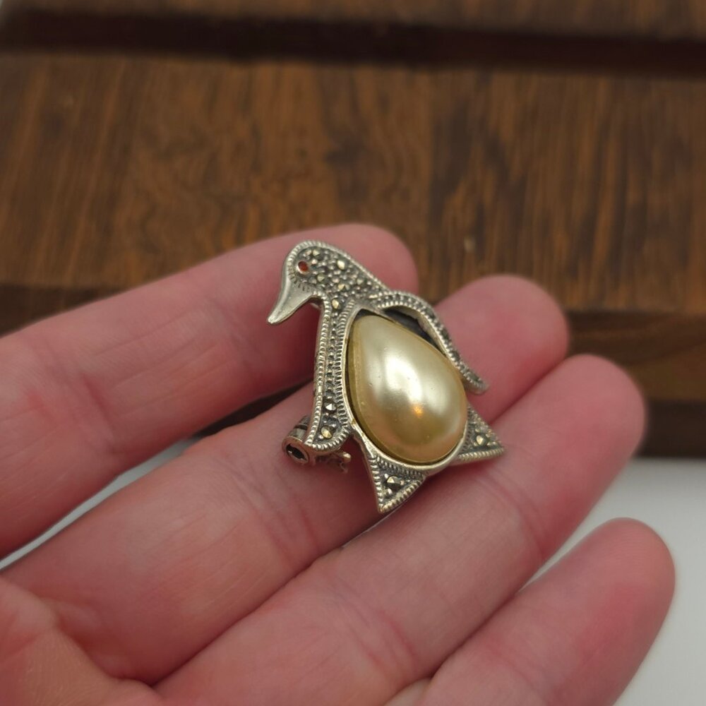 Sterling Silver Faux Pearl And Marcasite Penguin Pin Brooch Pendant A258 - Picture 2 of 7